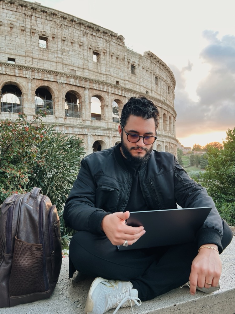 Guilherme operando em Roma, na frente do Coliseu